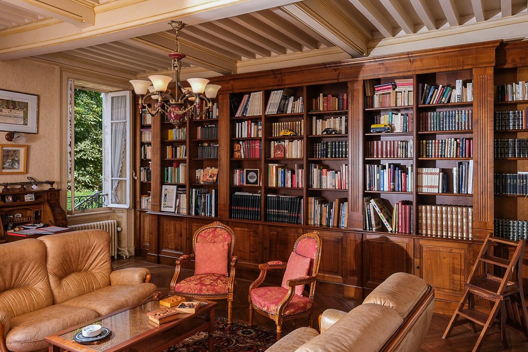 Bibliothèque sur mesure avec boiseries anciennes dans une maison bourgeoise de caractère à La Roche-Vineuse.
