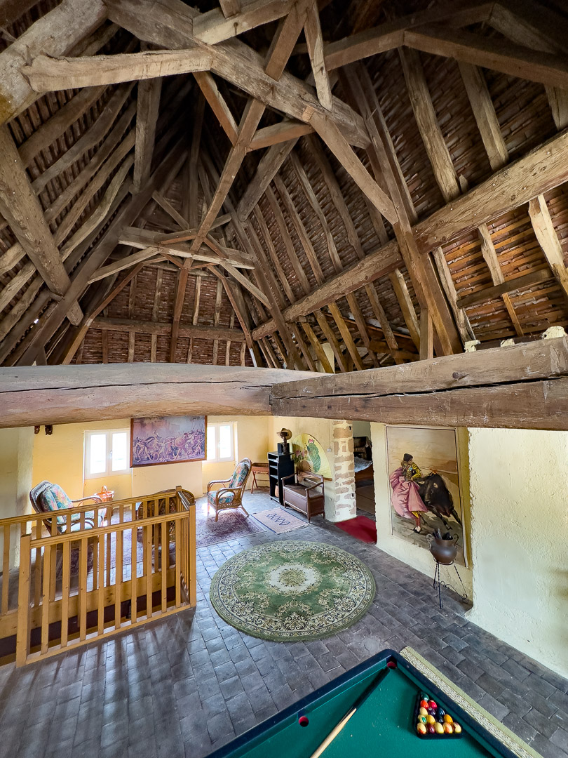 Charpente traditionnelle en bois massif des combles aménageables d'une demeure bourgeoise à La Roche-Vineuse.