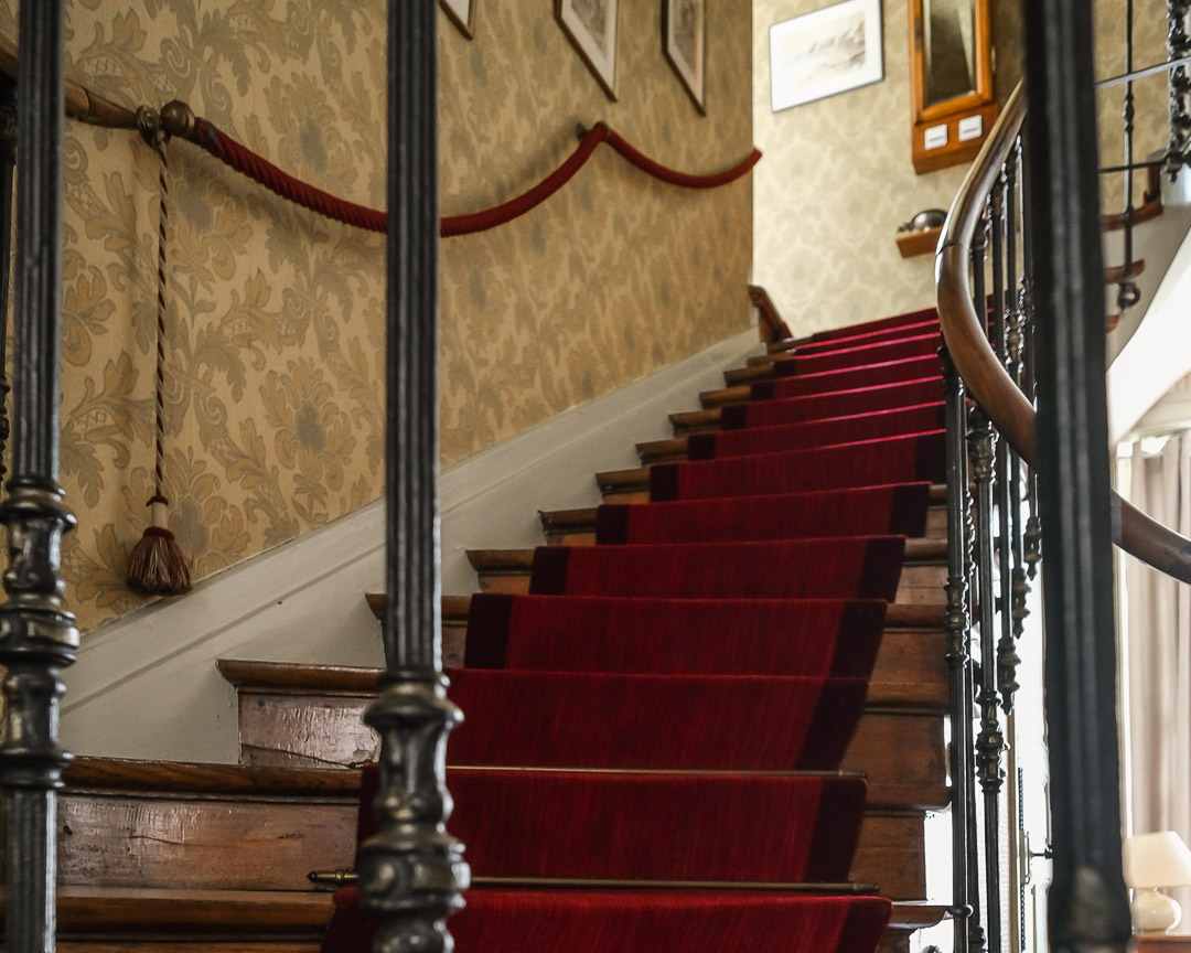Escalier ancien en bois desservant les étages d'une demeure bourgeoise à La Roche-Vineuse.
