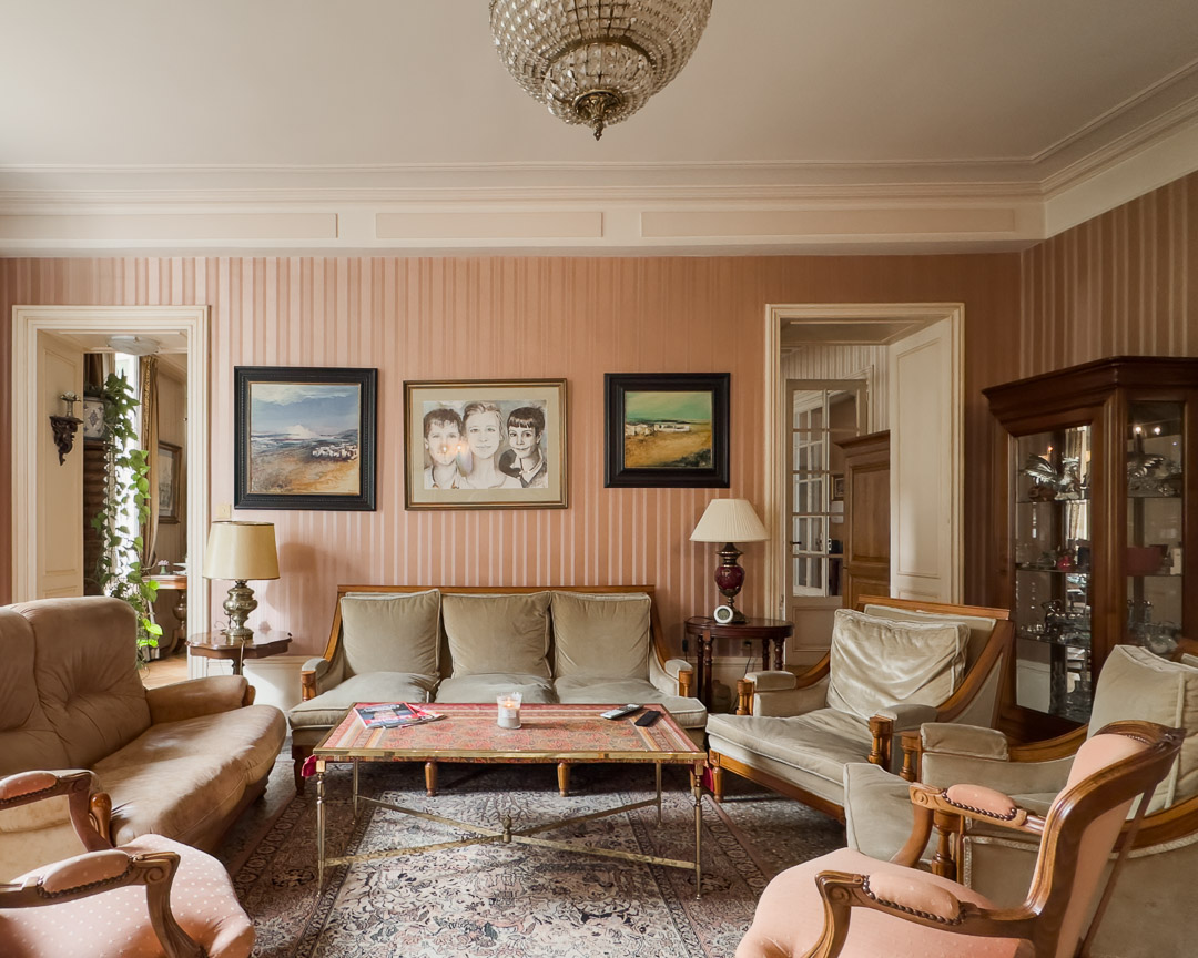 Grand salon lumineux avec parquet ancien et cheminée dans une demeure patrimoniale à La Roche-Vineuse.
