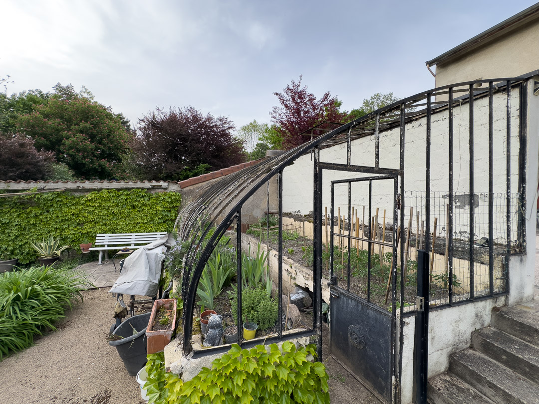 Jardin potager d'une demeure de prestige à La Roche-Vineuse.