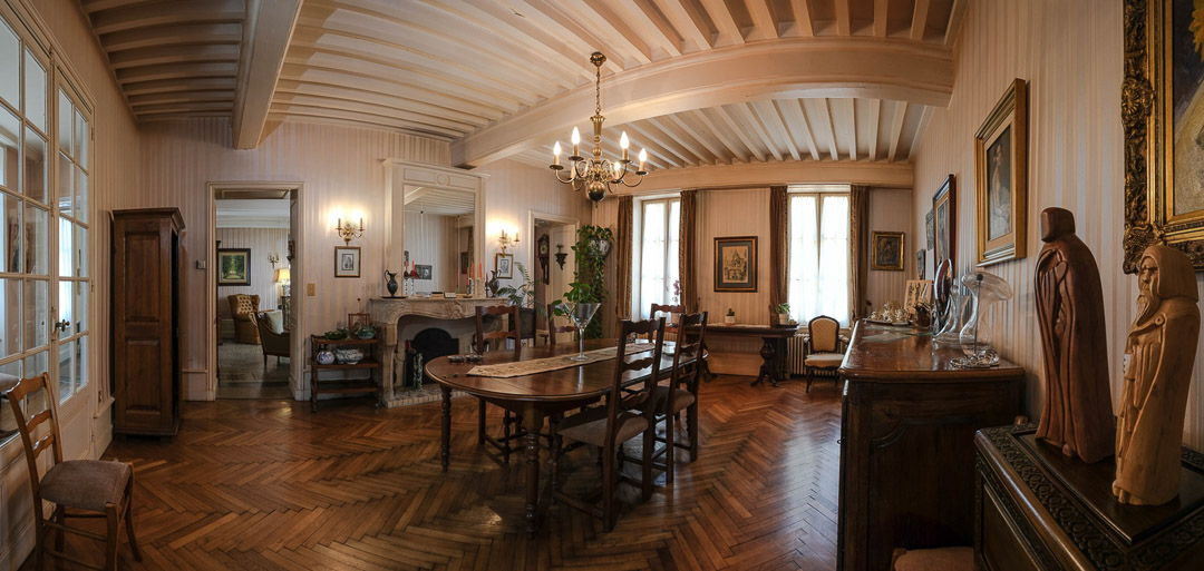 Salle à manger avec plafond à la française, parquet ancien et cheminée en marbre dans une maison bourgeoise de La Roche-Vineuse.