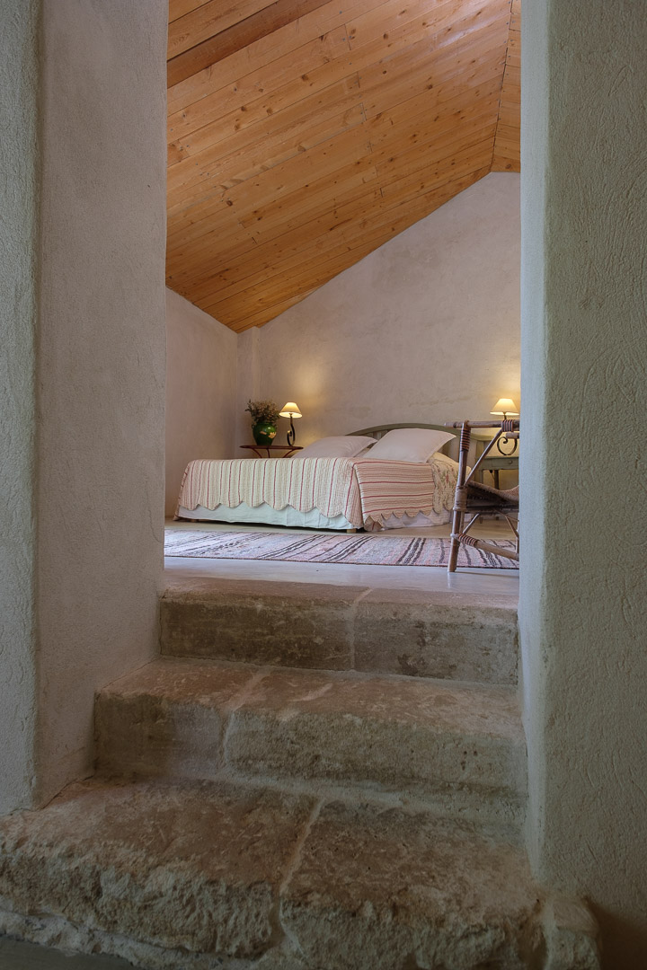 Chambre avec demi-niveau dans un mas provençal près de L'Isle-sur-la-Sorgue.