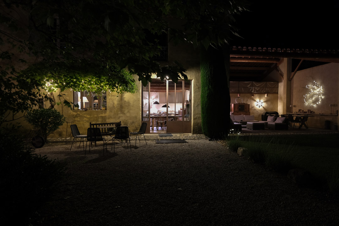 Cour intérieure éclairée de nuit dans un mas provençal du Luberon.