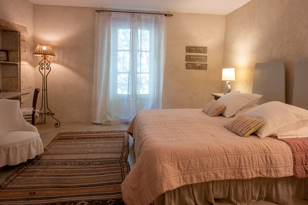Chambre lumineuse dans une propriété de caractère près de L'Isle-sur-la-Sorgue.