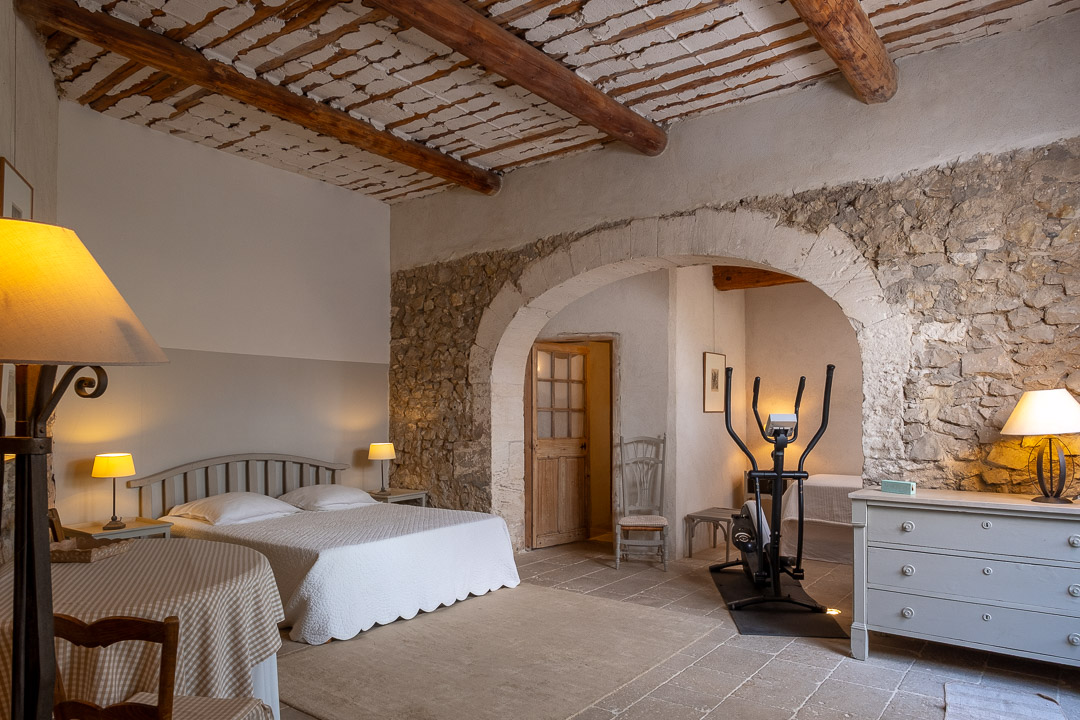 Grande chambre avec plafond voûté dans un mas provençal près de L'Isle-sur-la-Sorgue.