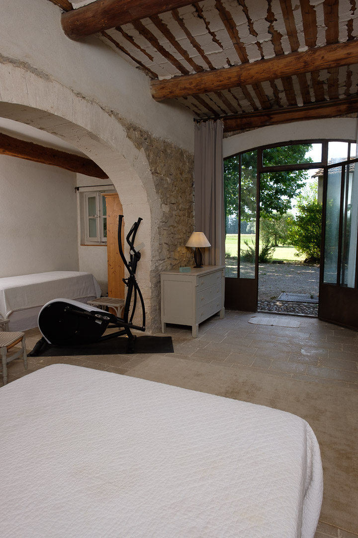 Chambre avec ouverture sur le jardin dans une propriété de caractère près de L'Isle-sur-la-Sorgue.