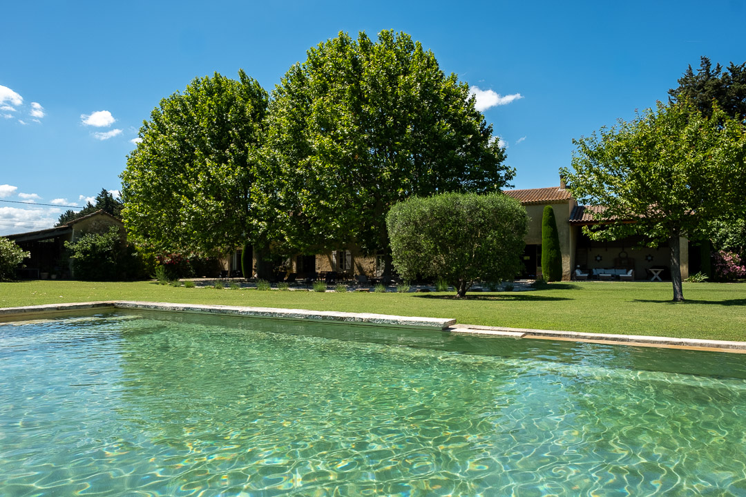 Piscine d'un mas provençal de caractère avec parc arboré près de L'Isle-sur-la-Sorgue dans le Luberon.