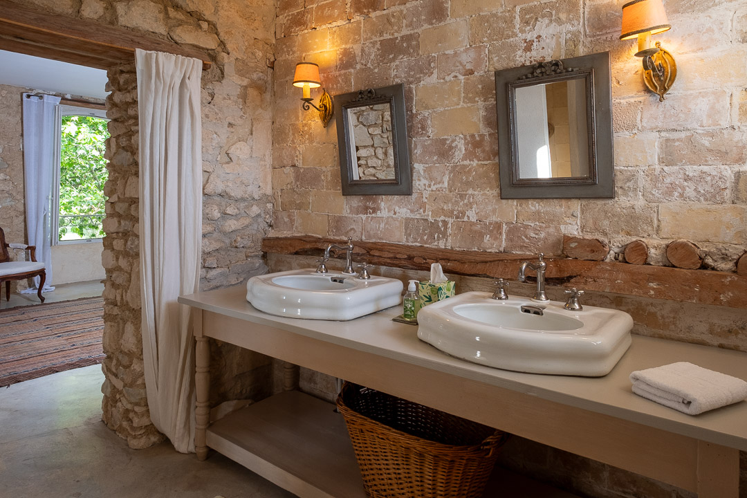 Salle de bains avec double vasque dans une propriété de caractère près de L'Isle-sur-la-Sorgue.