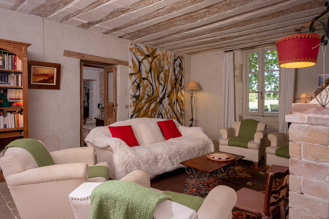Salon lumineux avec canapé blanc dans un mas provençal près de L'Isle-sur-la-Sorgue.