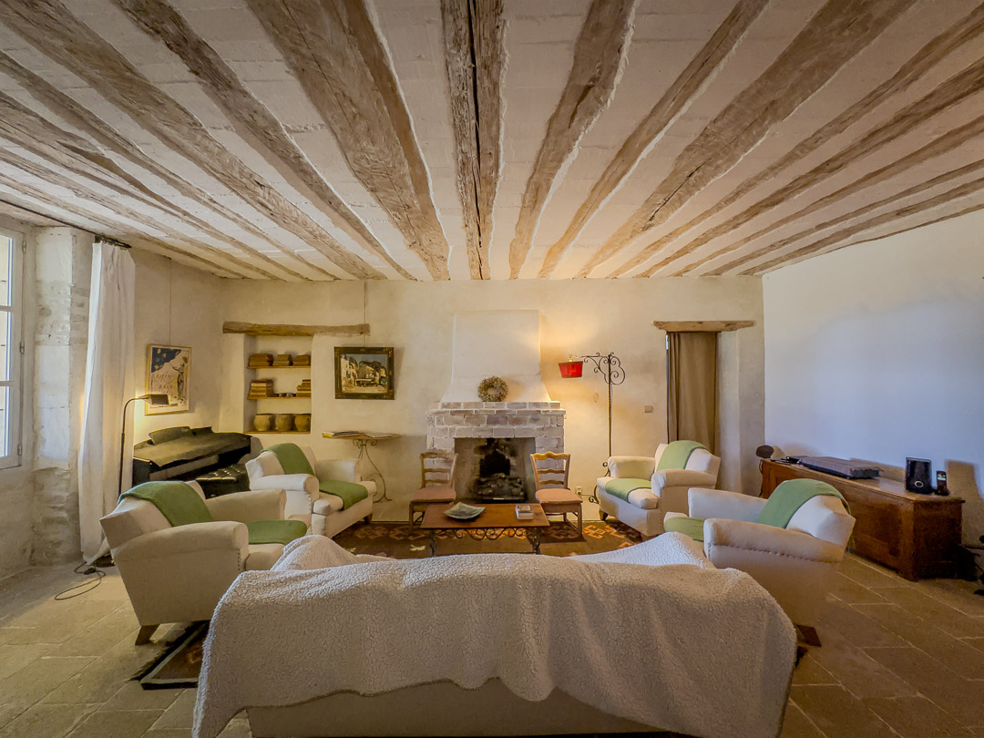 salon cheminee pierre mas provençal maison de caractere L'Isle-sur-la-Sorgue interieur ancien restaure