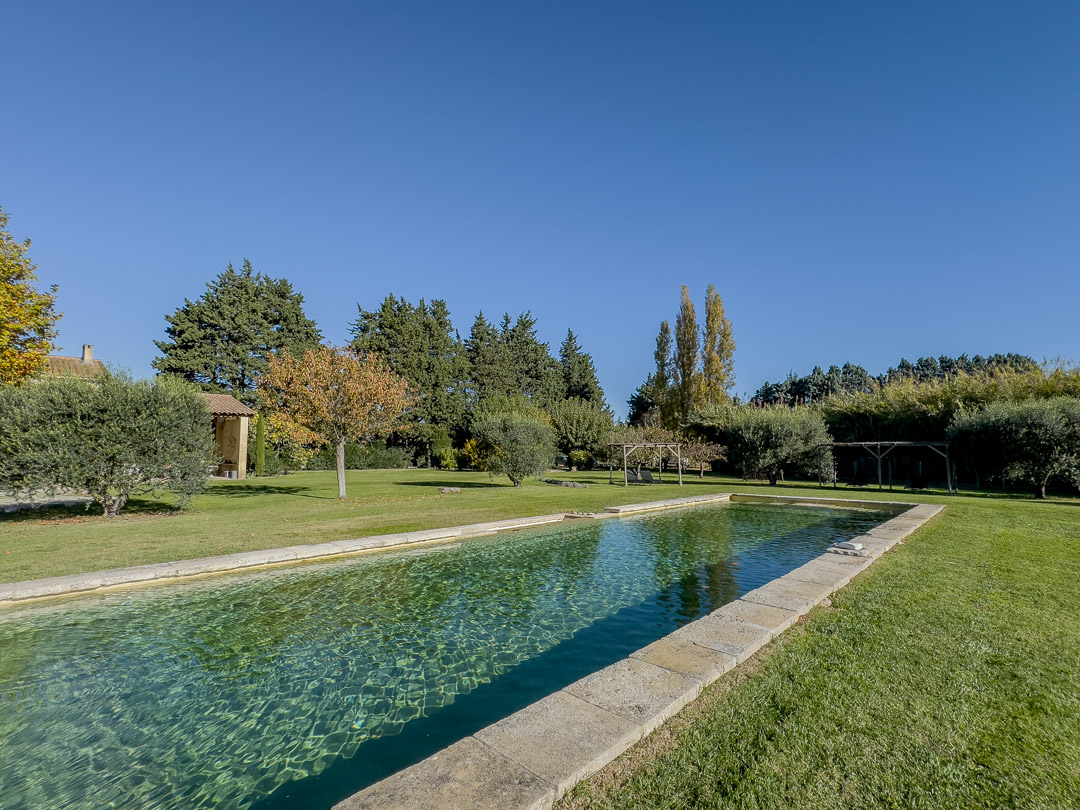 Couloir de nage d'un mas provençal de caractère avec parc paysager dans le Luberon, proche de L'Isle-sur-la-Sorgue