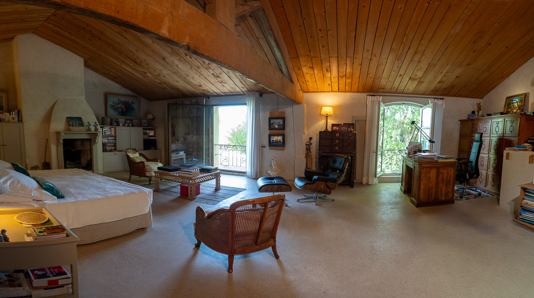 Suite sous toiture dans une demeure provençale près de L'Isle-sur-la-Sorgue.