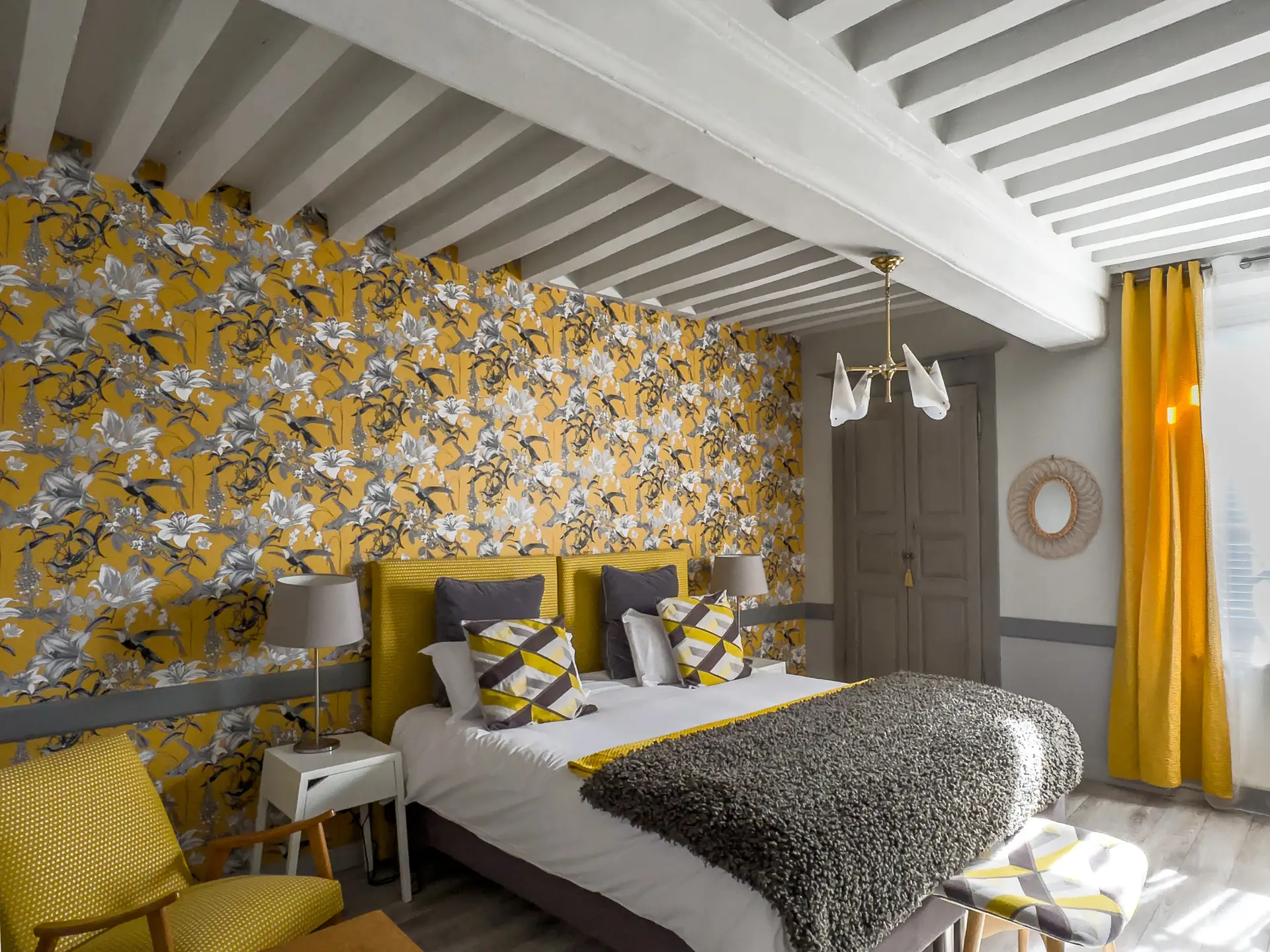 Chambre avec poutres apparentes dans une maison du XVIIe siècle à Charolles en Bourgogne du Sud