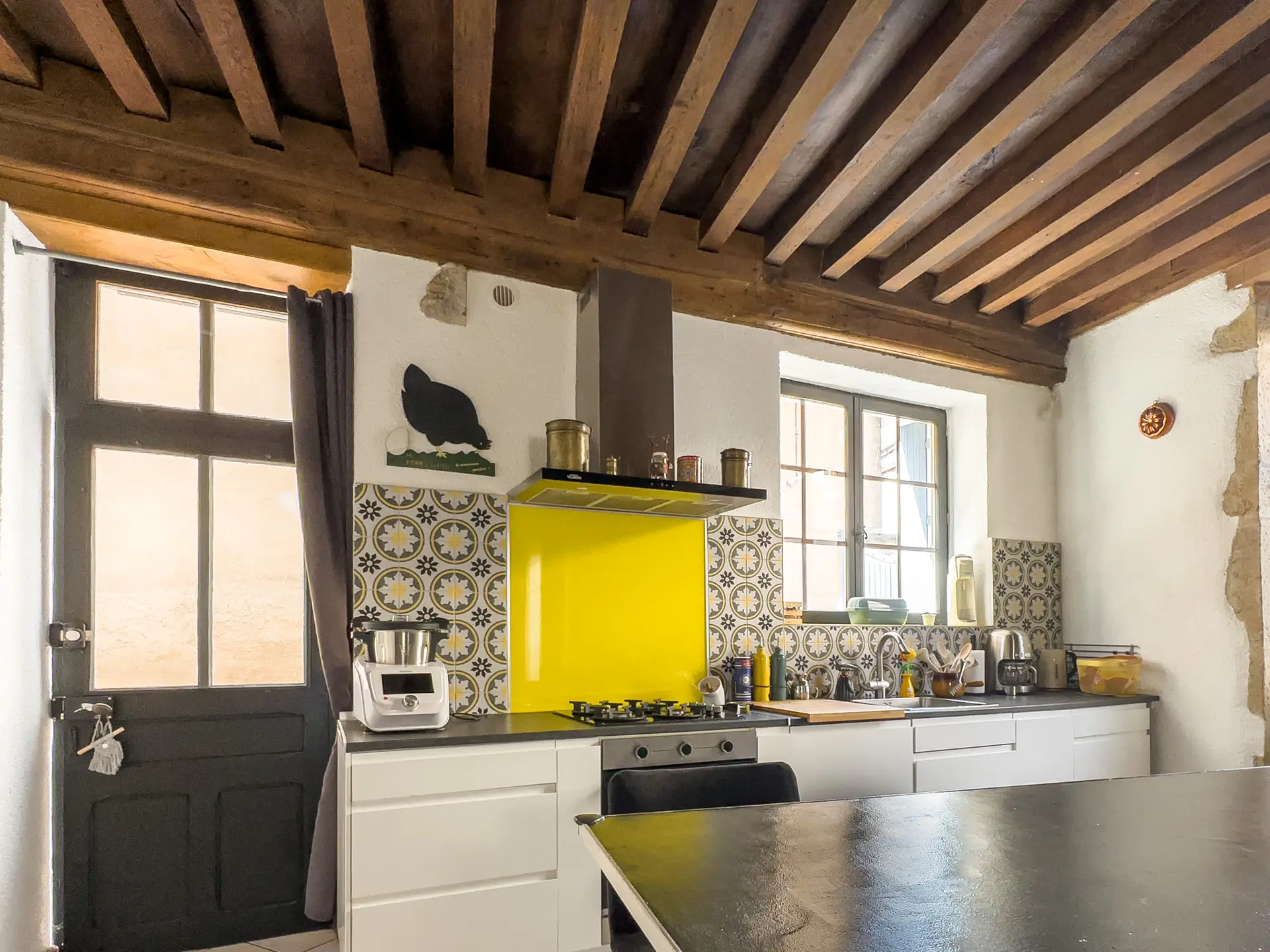 Cuisine avec poutres apparentes dans une maison du XVIIe siècle à Charolles en Bourgogne du Sud