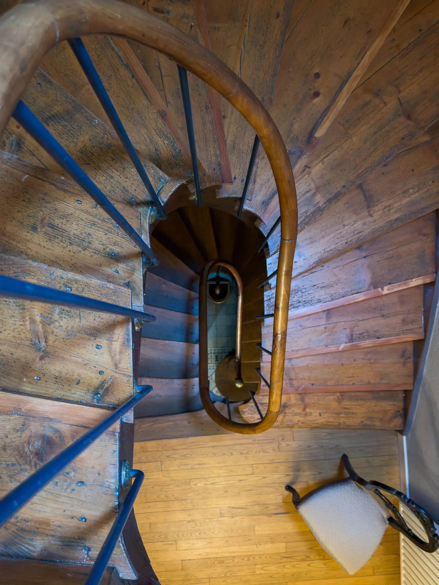 Escalier ancien en bois dans une maison du XVIIe siècle à Charolles en Bourgogne du Sud