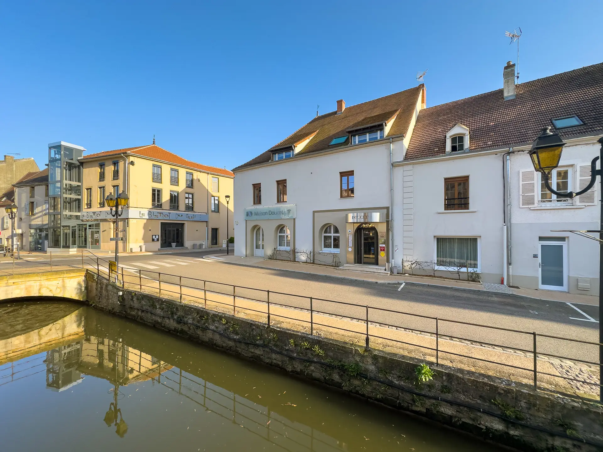 Façade de la Maison Doucet et du Bistrot du Quai à Charolles en Bourgogne du Sud