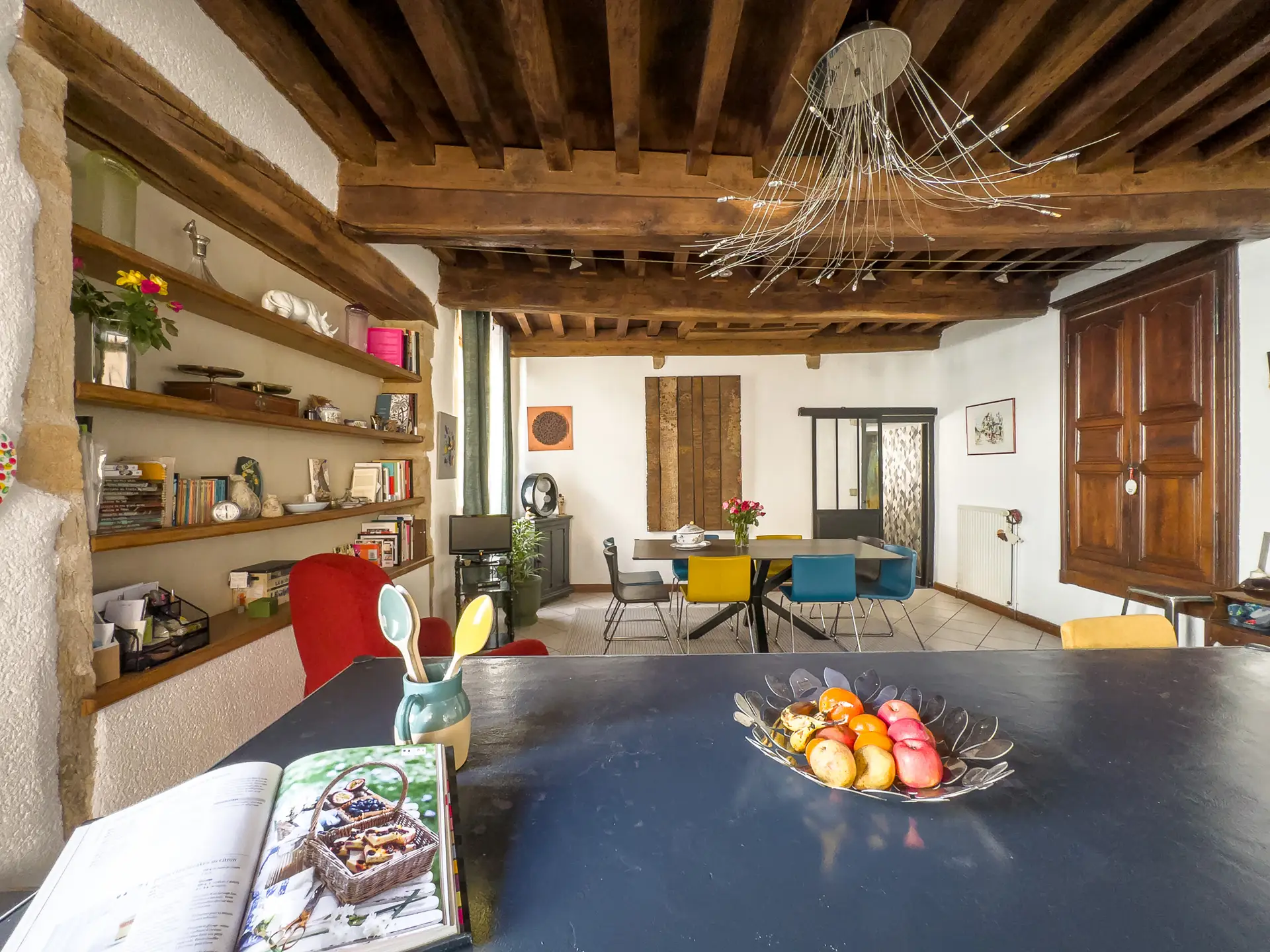 Cuisine-salle à manger avec poutres apparentes dans une maison du XVIIe siècle à Charolles en Bourgogne du Sud