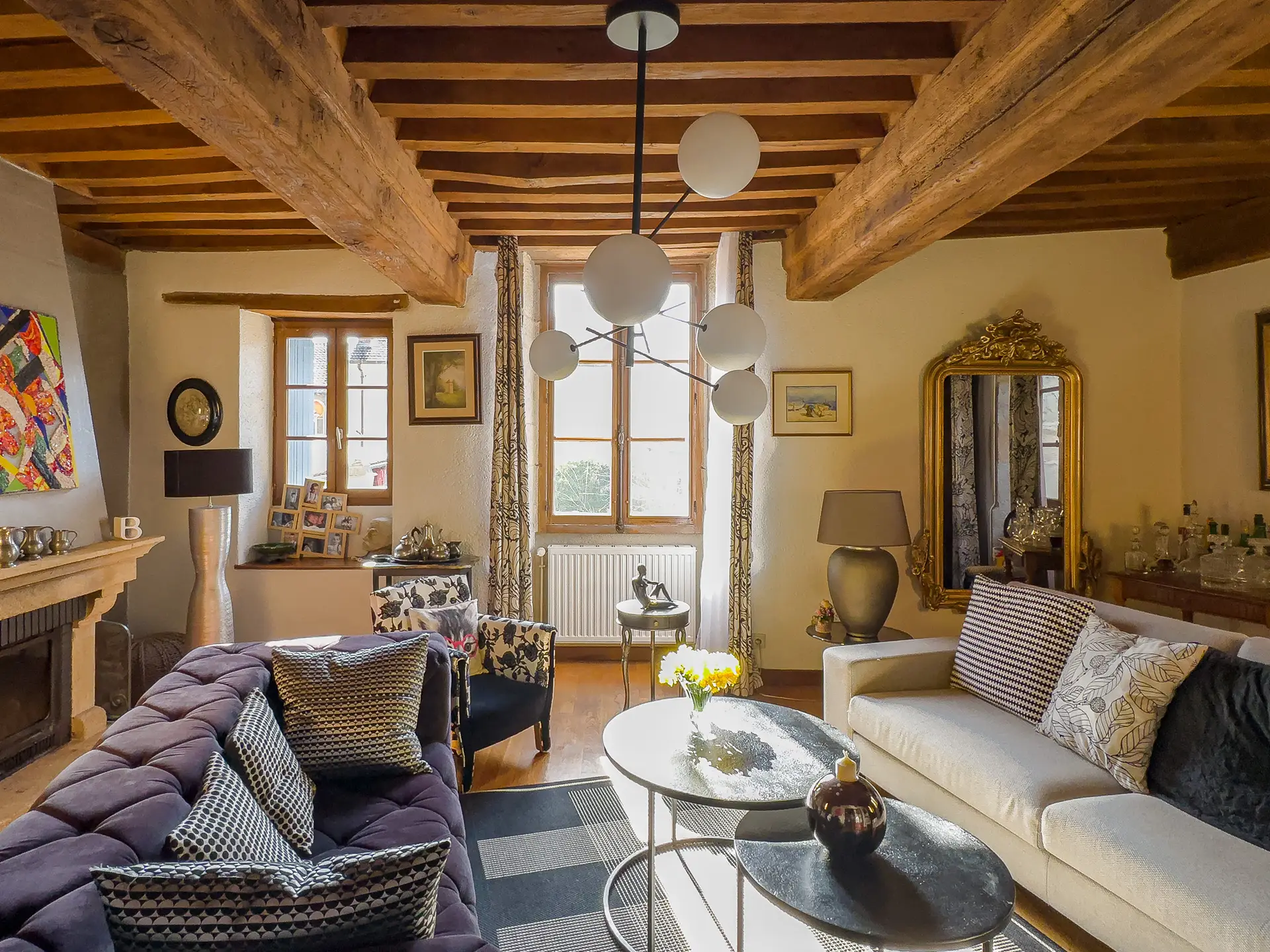 alle à manger d’une maison de caractère du XVIIe siècle à Charolles avec poutres apparentes.