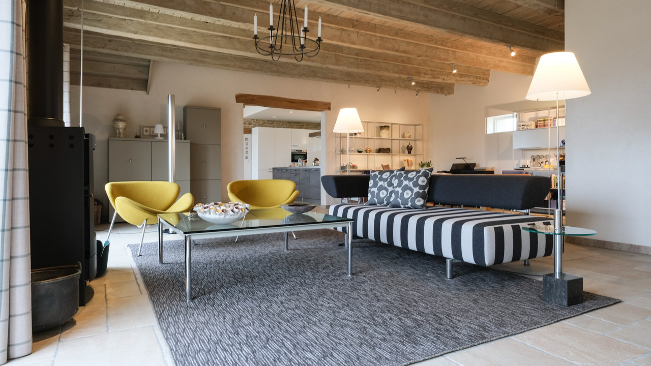 Photographie immobilière d’un salon lumineux dans une maison de caractère à Cluny