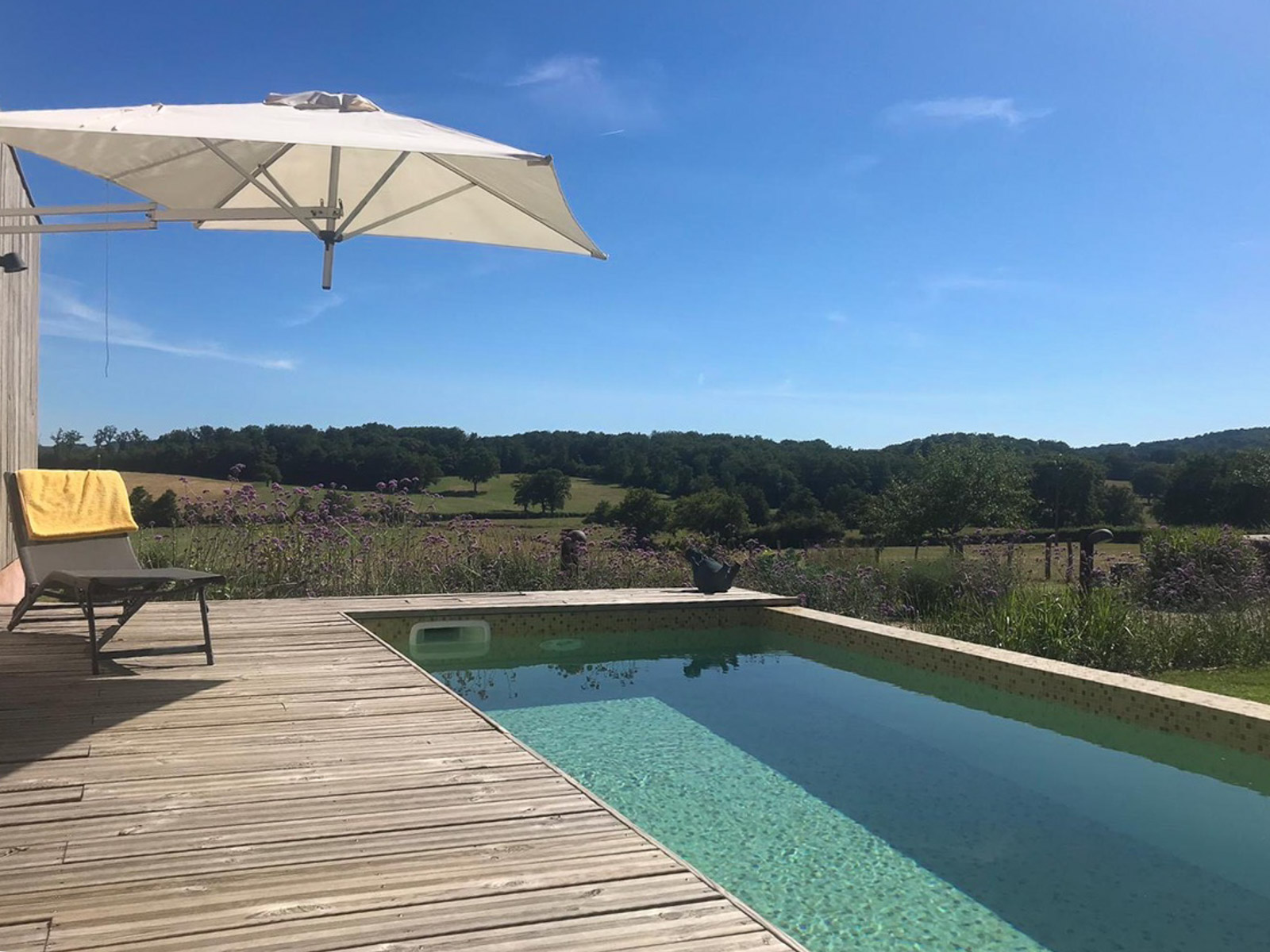 piscine avec vue sur la campagne près de Cluny dans une propriété de caractère