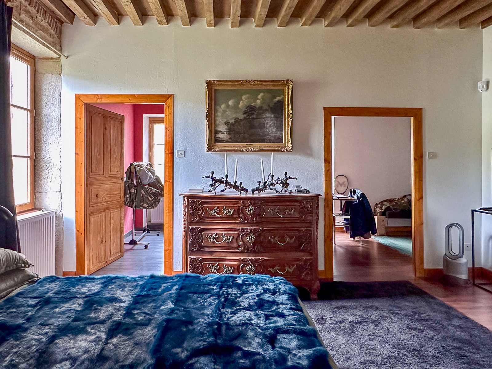 Chambre avec ouverture sur pièce adjacente dans la maison principale à Cluny