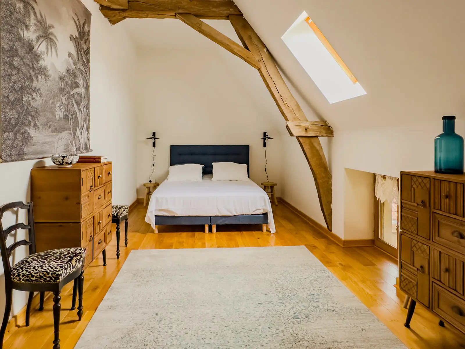 Chambre avec poutres apparentes dans la maison principale à Cluny en Bourgogne du Sud