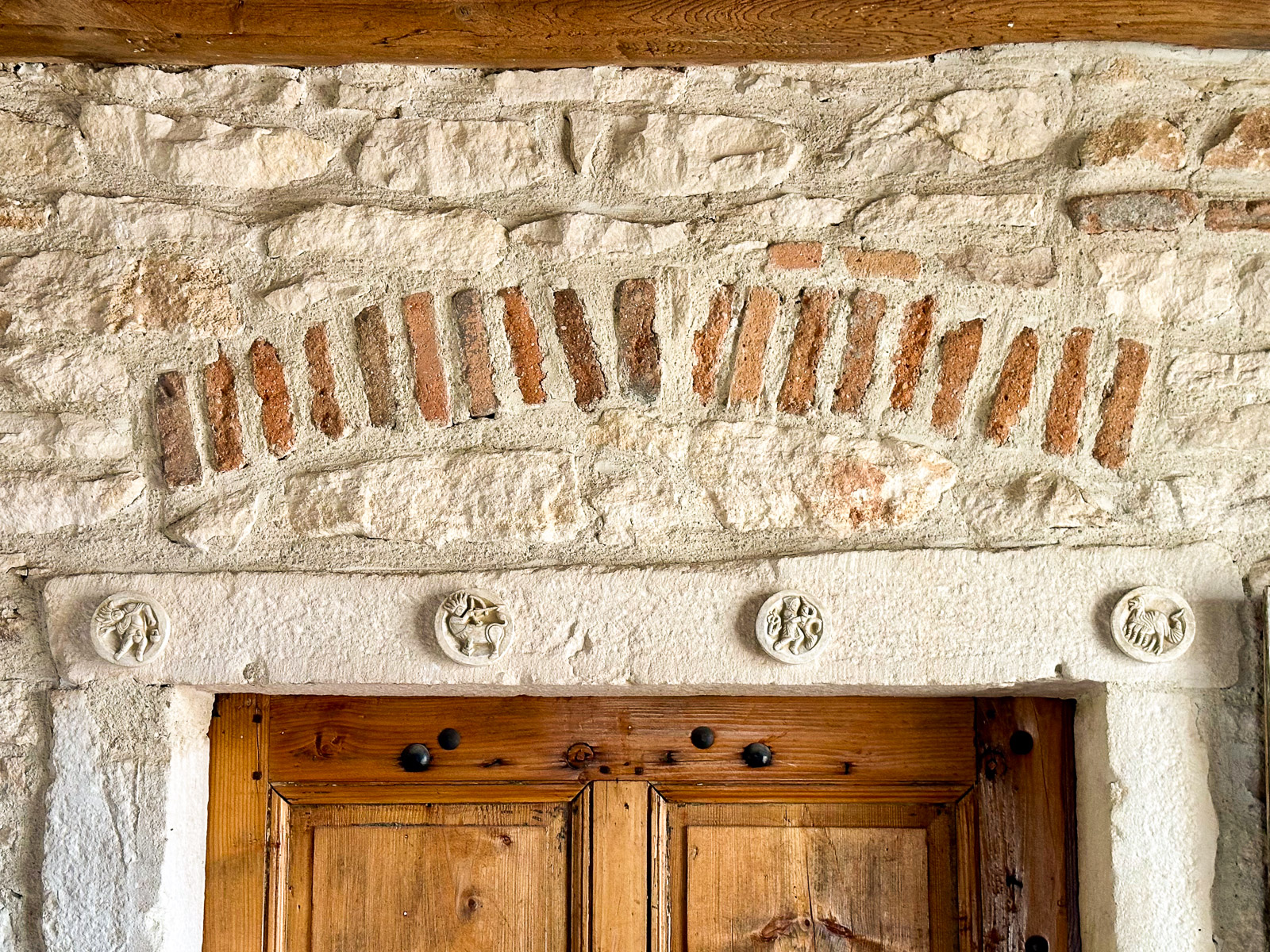 Dessus de porte en pierre travaillé dans une maison de caractère à Cluny en Bourgogne du Sud