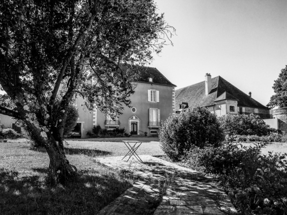 Ancien doyenné des moines de Cluny – Domaine de Montrachet en Bourgogne du Sud