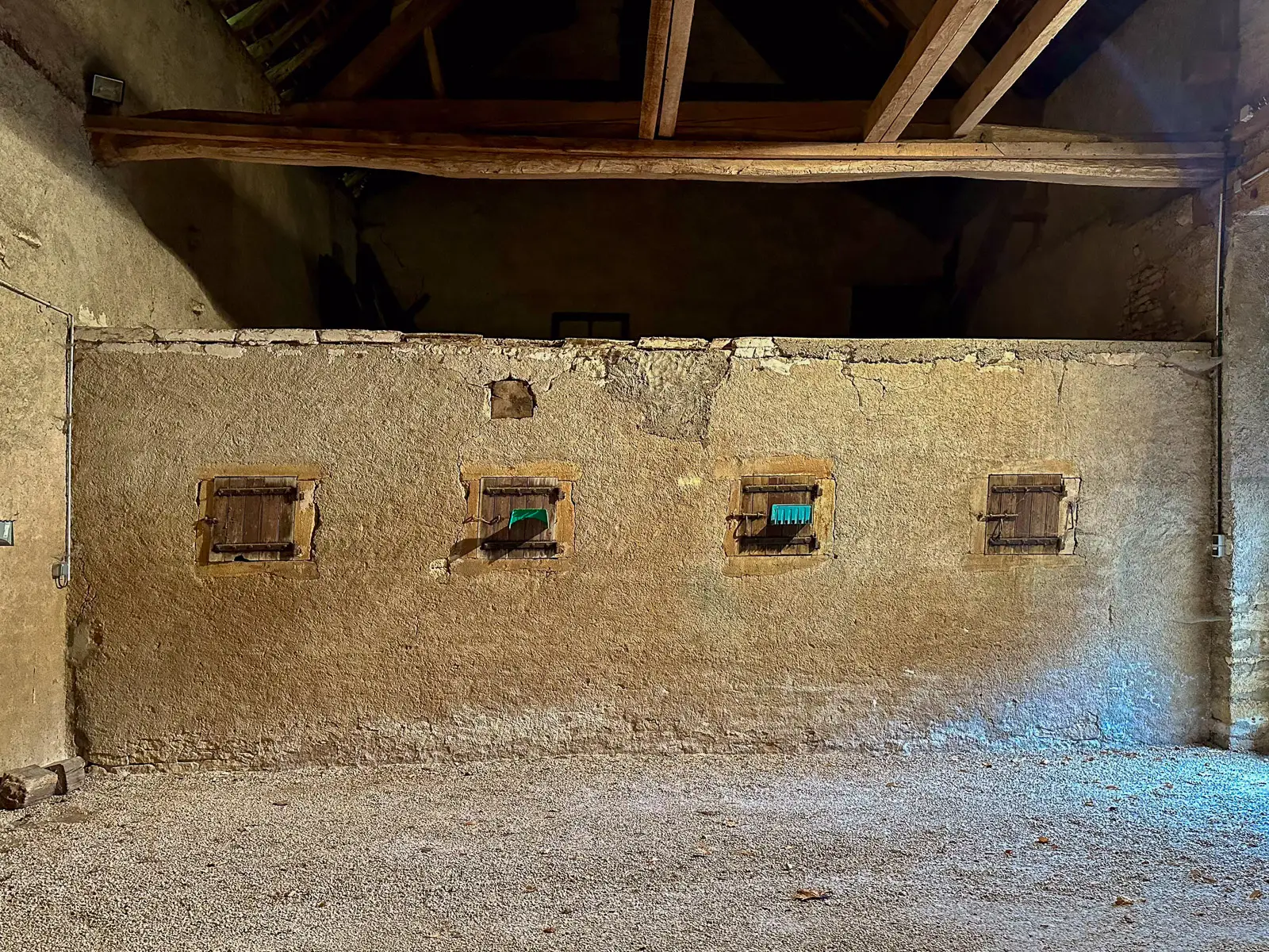 Intérieur de grange indépendante en pierre avec potentiel de transformation à Cluny