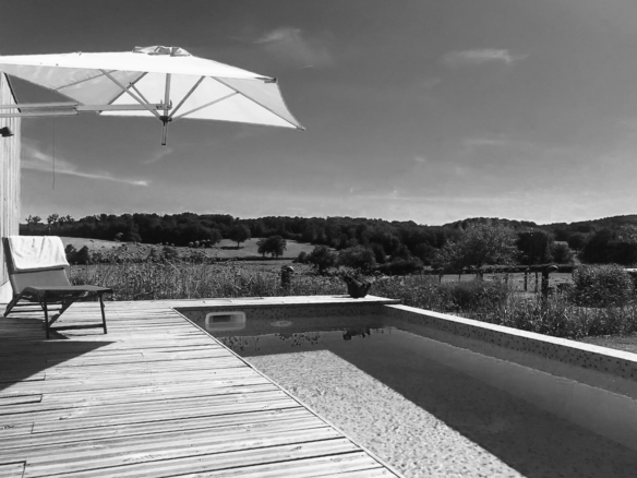 piscine avec vue sur la campagne près de Cluny dans une propriété de caractère