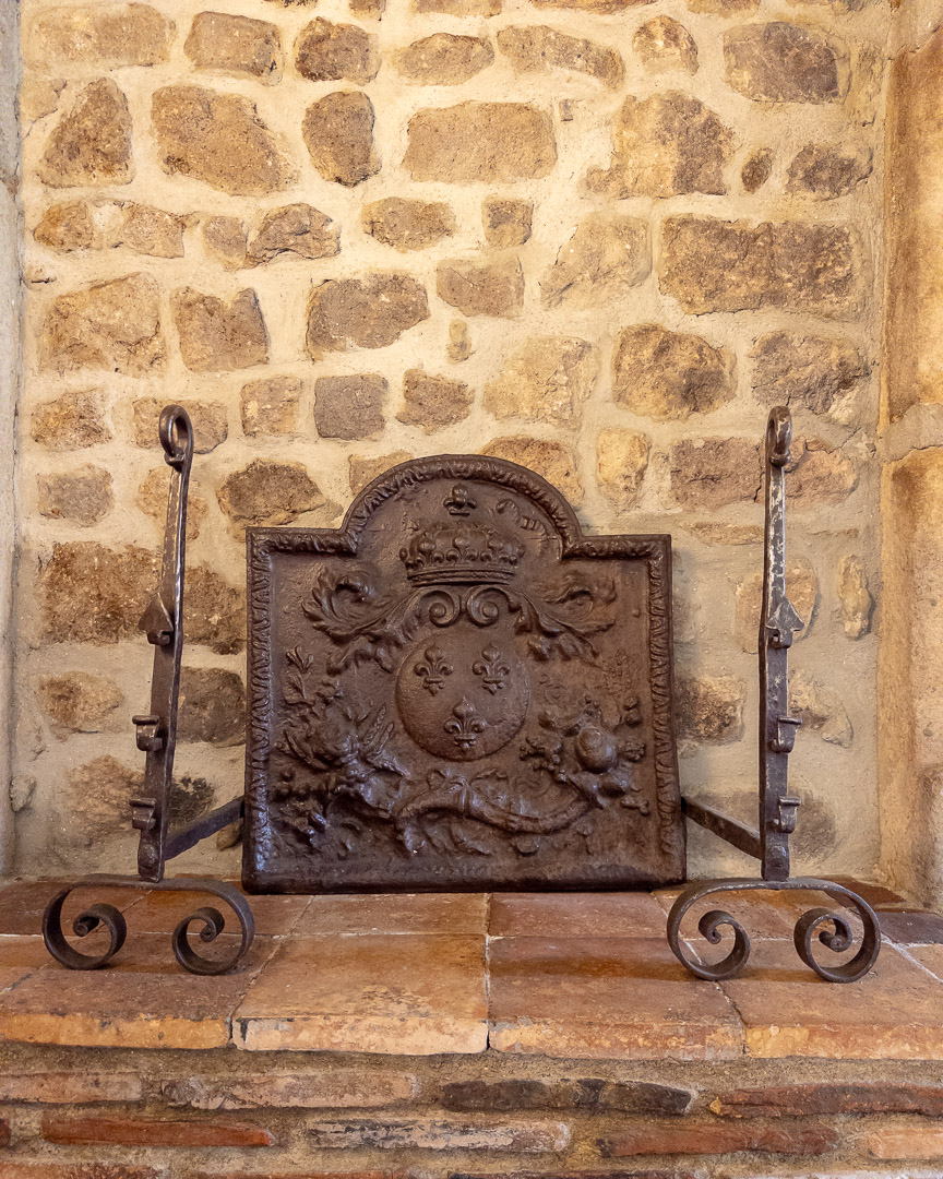 Plaque de cheminée armoriée en fonte ancienne dans un presbytère médiéval à Gourdon près de Cluny en Bourgogne du Sud.