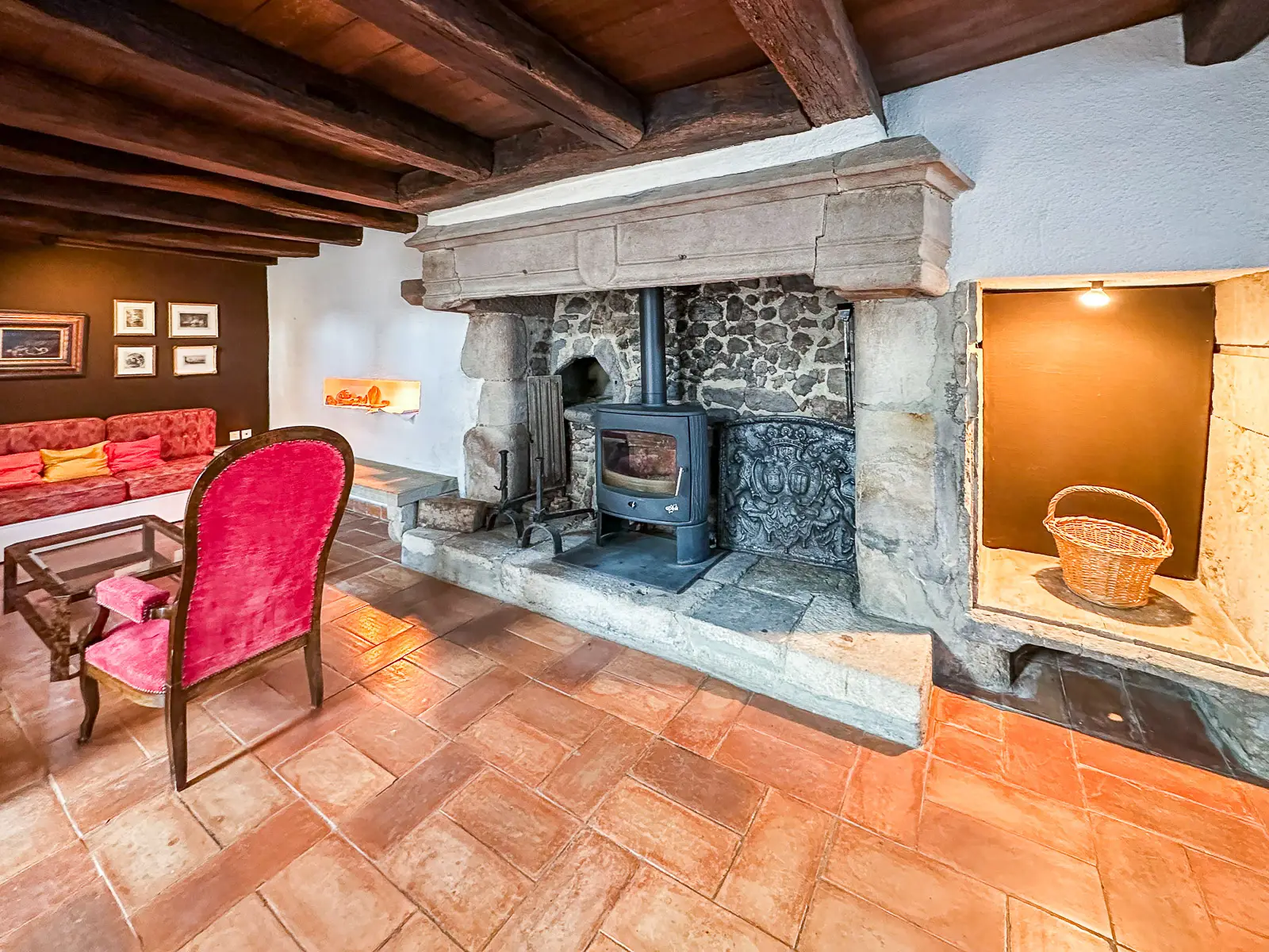 Cheminée ancienne en pierre avec tomettes dans une maison de caractère en Bourgogne