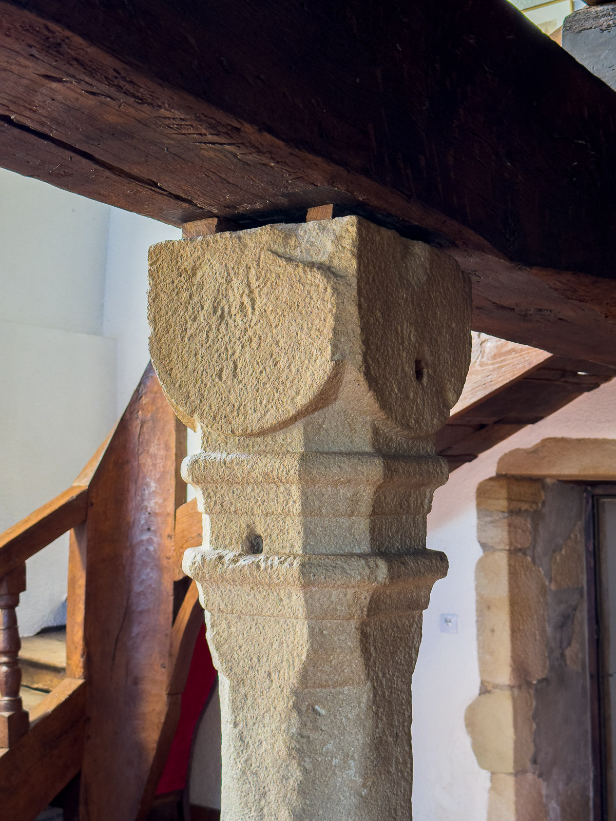 Colonne en pierre sculptée dans une maison médiévale en Bourgogne