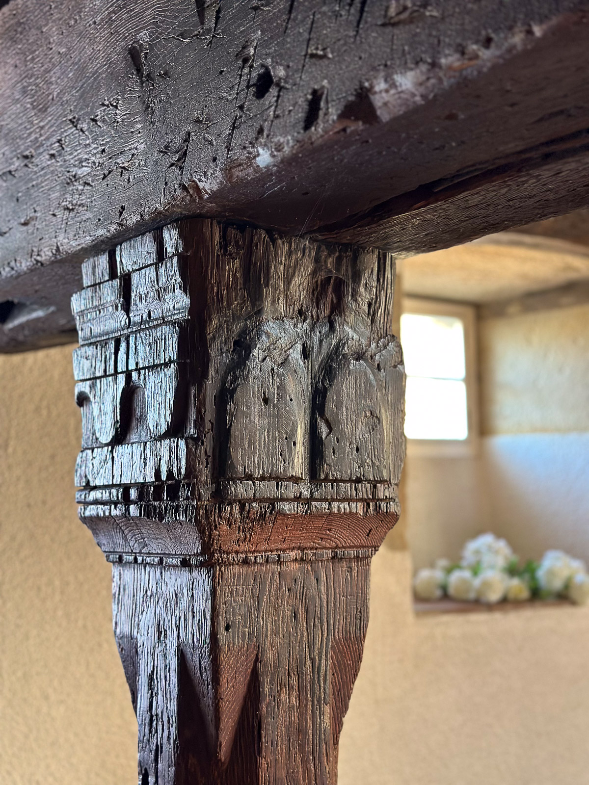 Chapiteau sculpté en bois dans une maison médiévale en Bourgogne