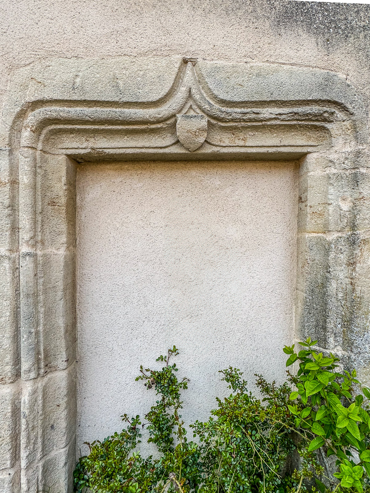 Encadrement de fenêtre sculpté sur une maison ancienne en Bourgogne