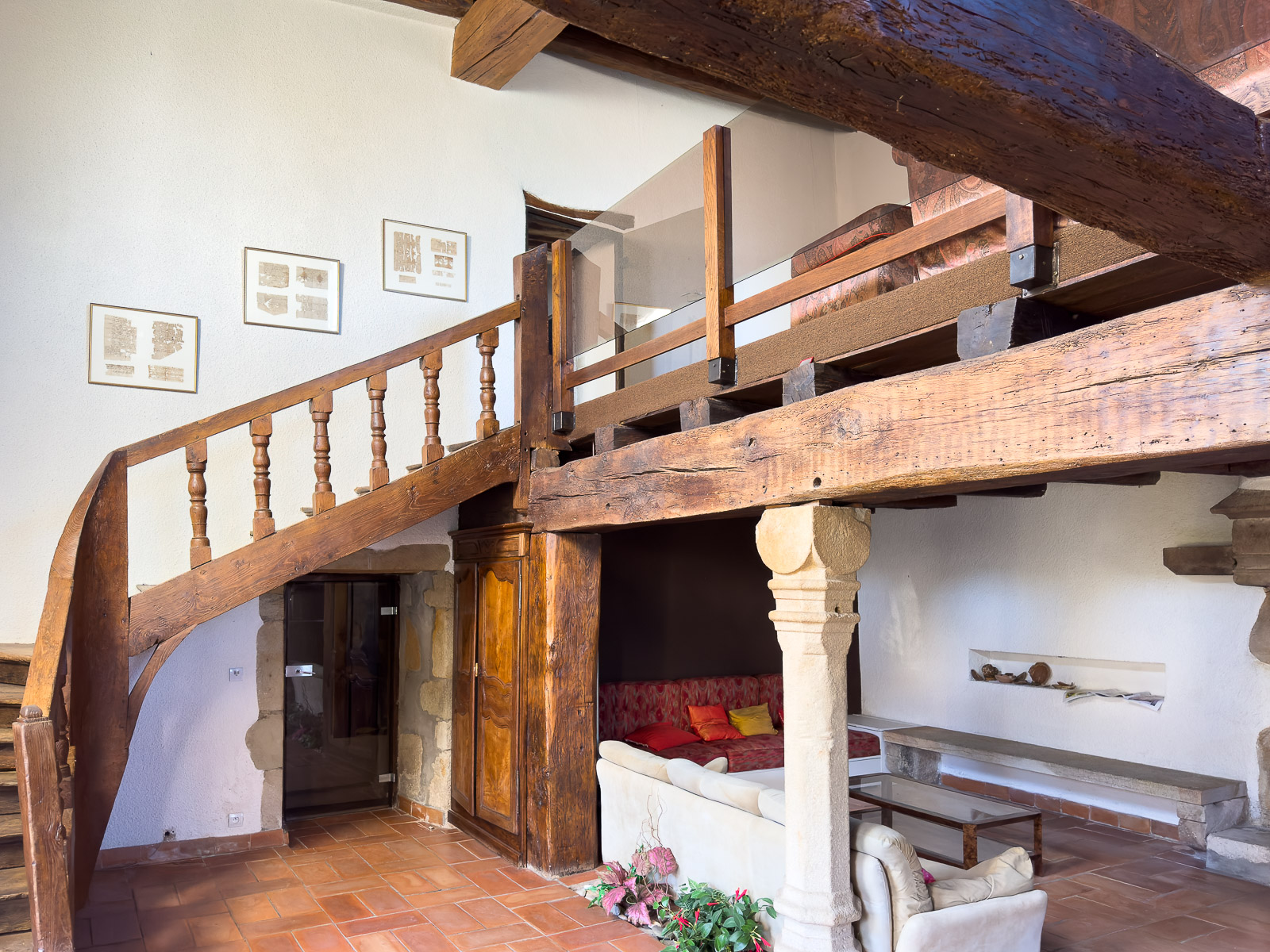 Escalier en bois ancien dans une maison de caractère en Bourgogne
