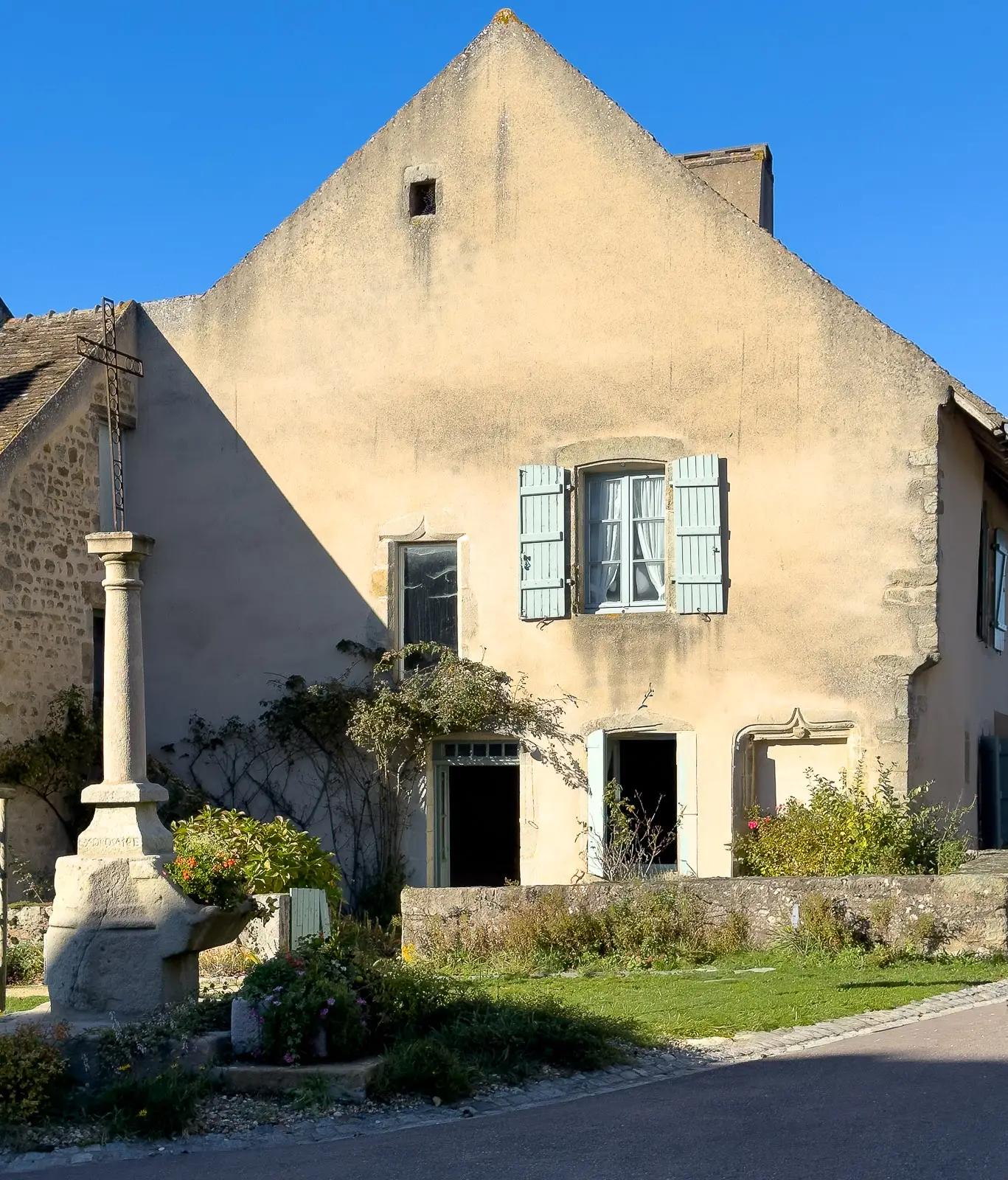 Façade d’un ancien presbytère du XIVe siècle à Gourdon en Bourgogne