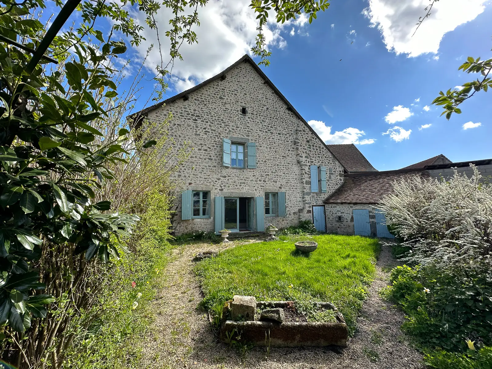 Maison ancienne en pierre avec jardin en Bourgogne du Sud
