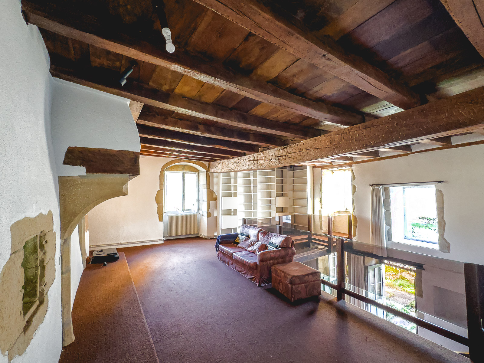 Mezzanine avec poutres apparentes dans une maison ancienne en Bourgogne