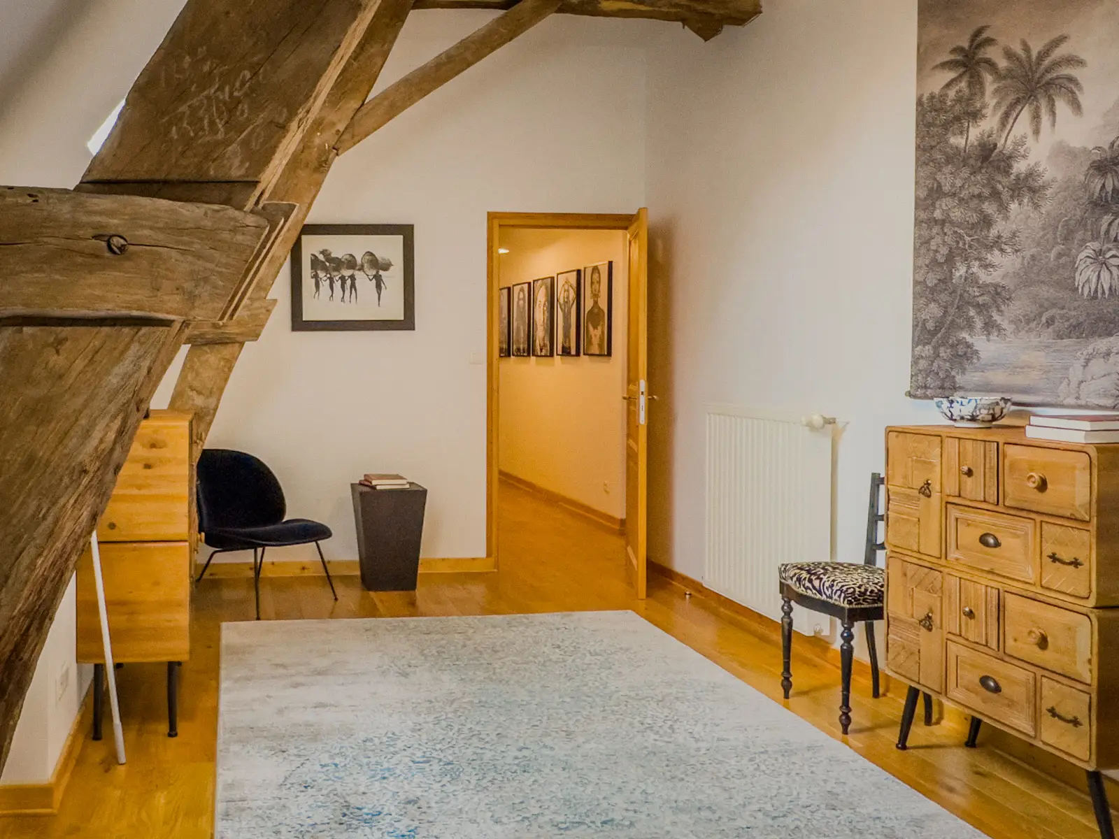 Volume intérieur avec poutres apparentes dans une maison de carctère rénovée à Cluny