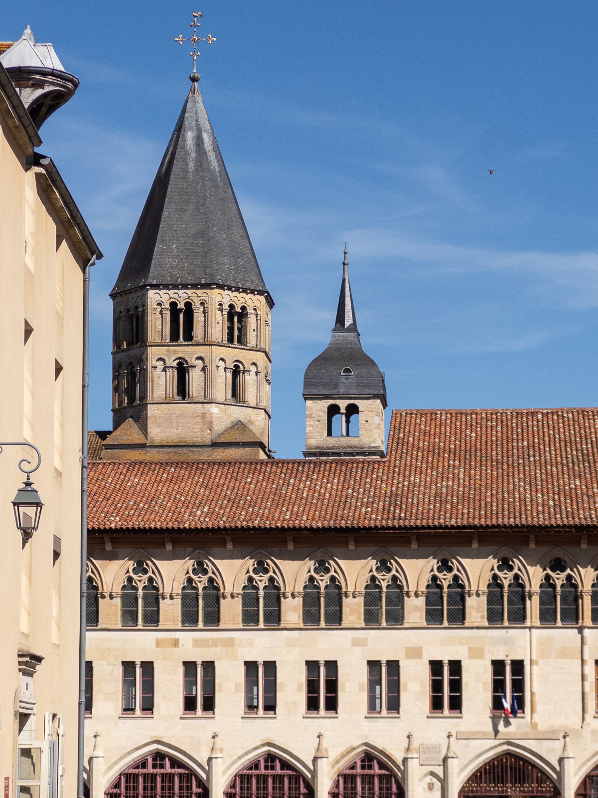 Vue de l’entrée de l’abbaye de Cluny avec les clochers de l’Eau-Bénite et de l’Horloge