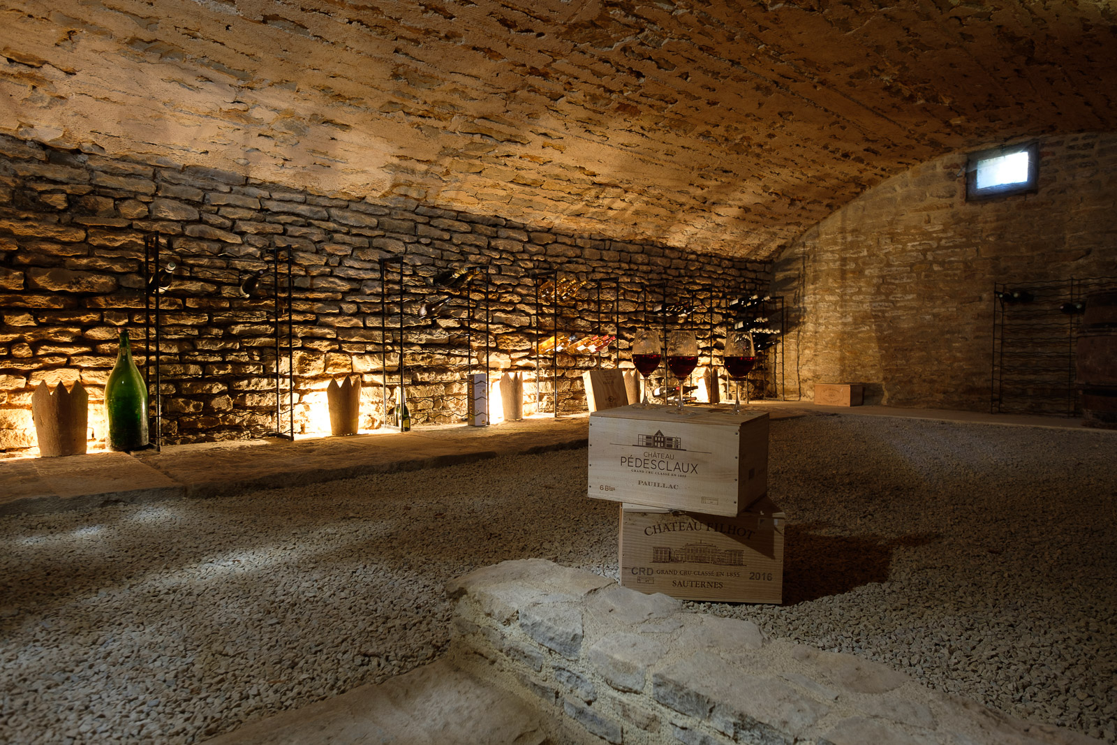 Grande cave à vin voûtée en pierre dans maison de caractère rénovée en Bourgogne du Sud proche Côte Chalonnaise