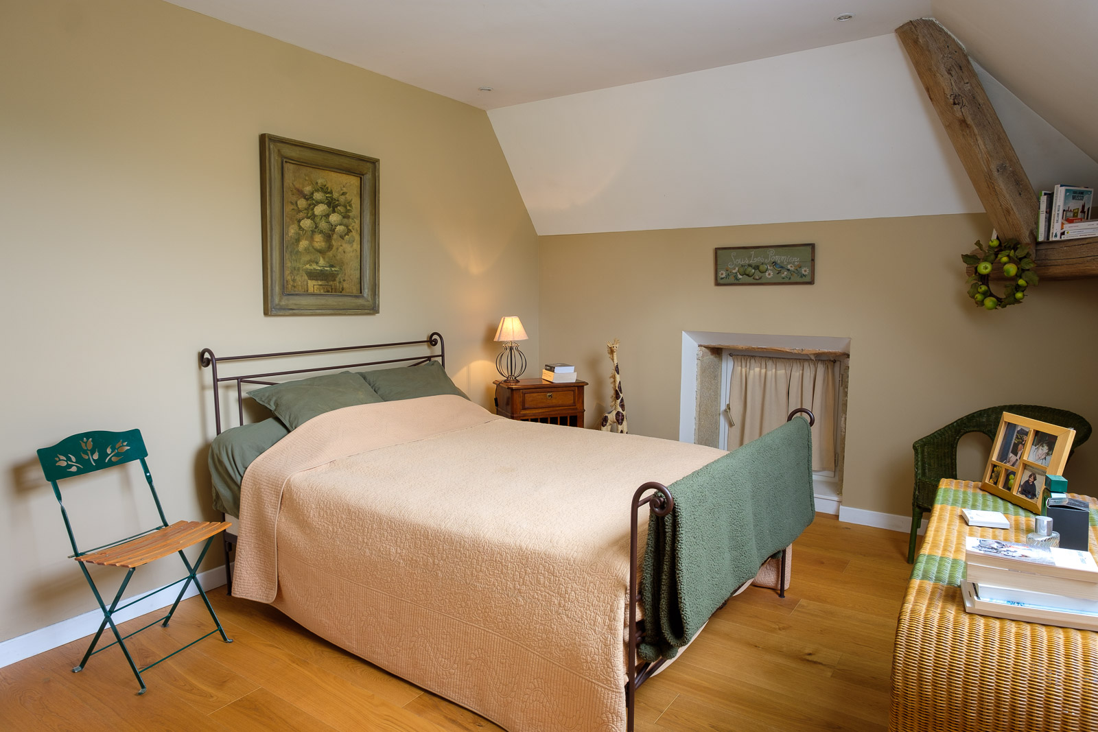 Chambre rénovée avec parquet chêne dans maison bourguignonne de caractère