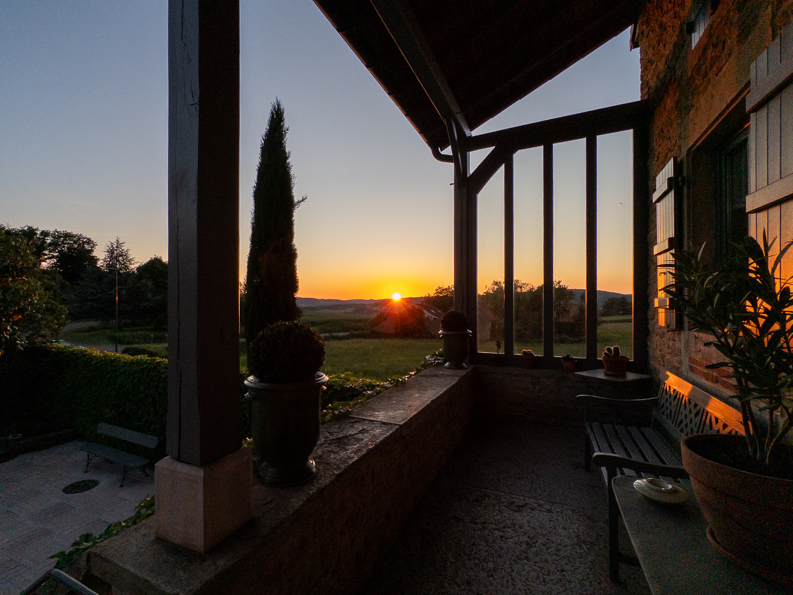 Coucher de soleil depuis terrasse de maison de caractère en Bourgogne du Sud