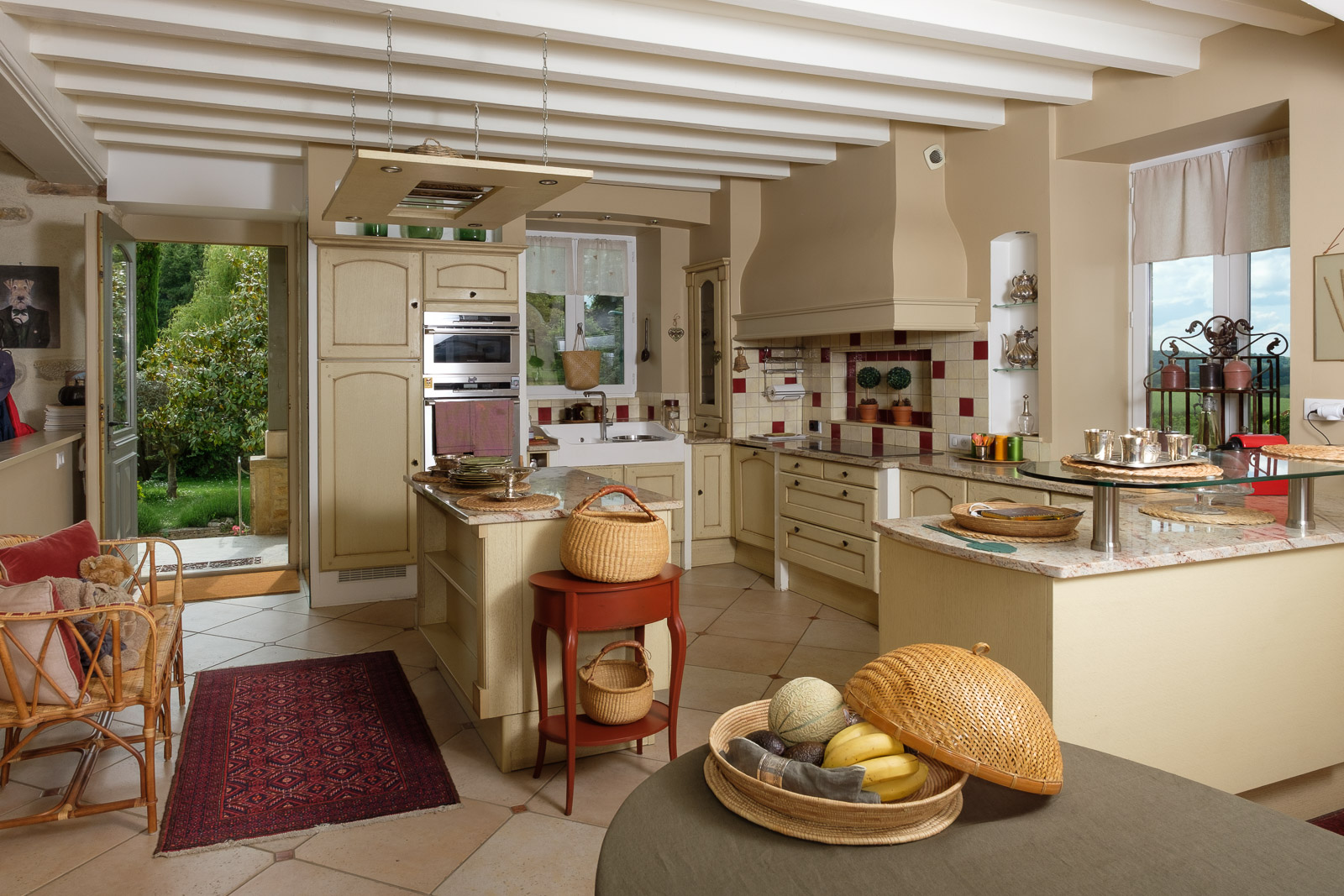 Cuisine lumineuse dans maison de caractère rénovée avec vue jardin en Bourgogne du Sud