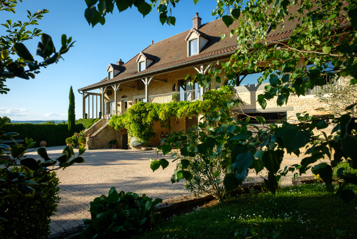 Grande maison bourguignonne rénovée avec galerie en pierre et jardin en Bourgogne du Sud