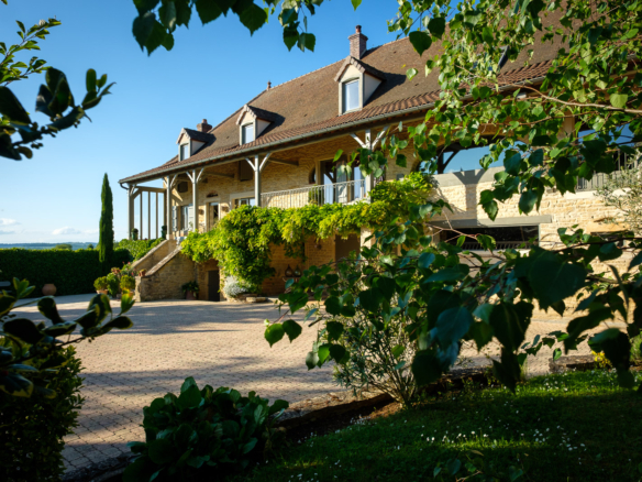 Grande maison bourguignonne rénovée avec galerie en pierre et jardin en Bourgogne du Sud