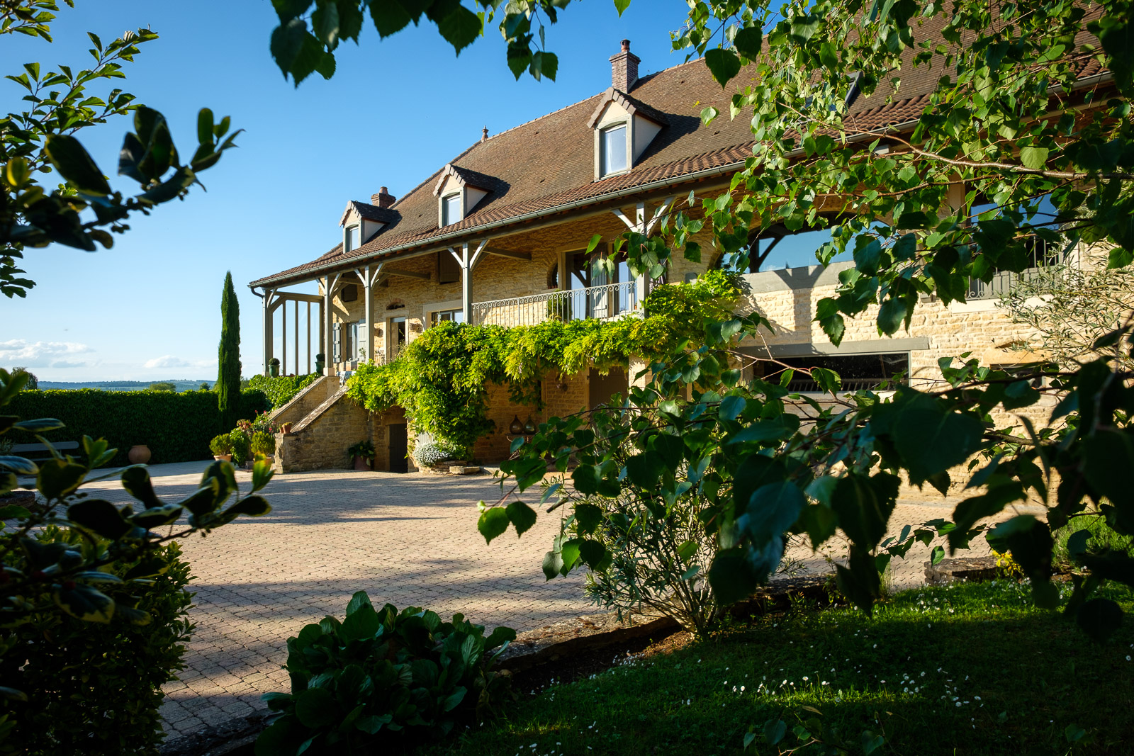 Grande maison bourguignonne rénovée avec galerie en pierre et jardin en Bourgogne du Sud
