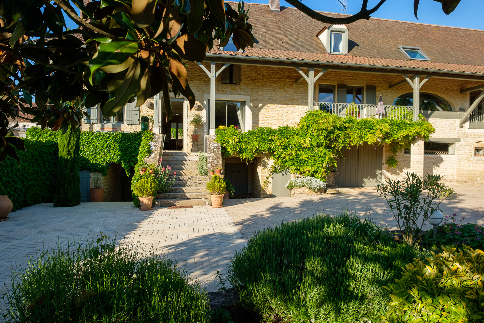 Grande maison en pierre rénovée avec jardin paysagé et cour intérieure en Bourgogne du Sud